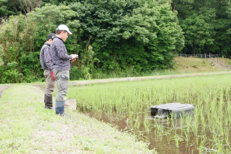 水田を走るロボット