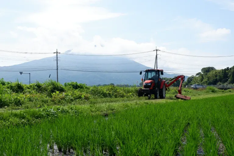 移動する田植え機