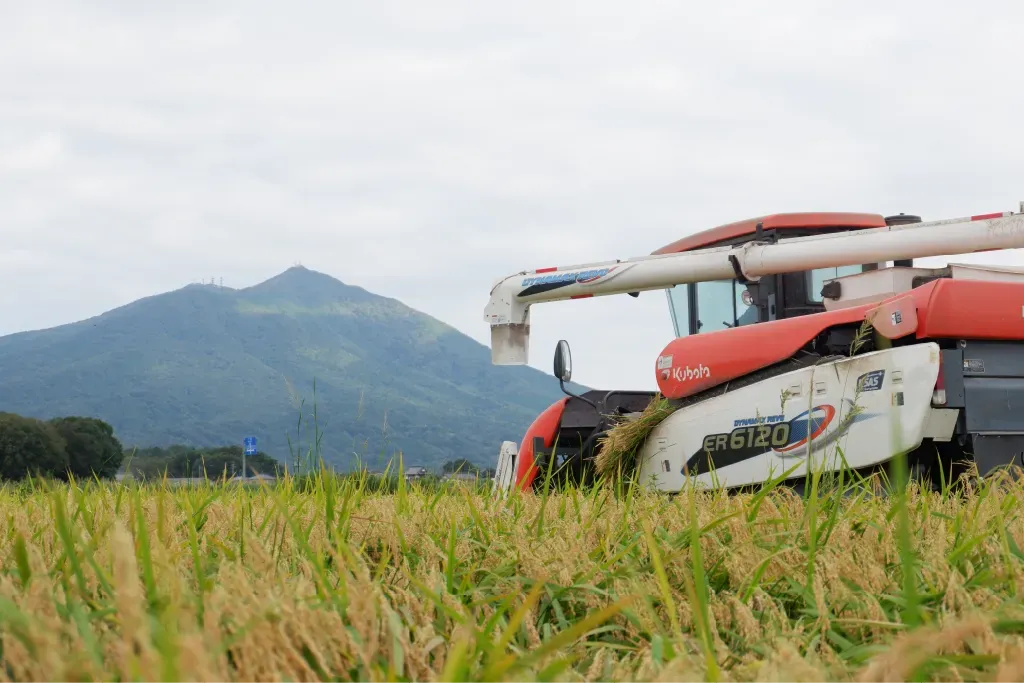 田植え機と筑波山
