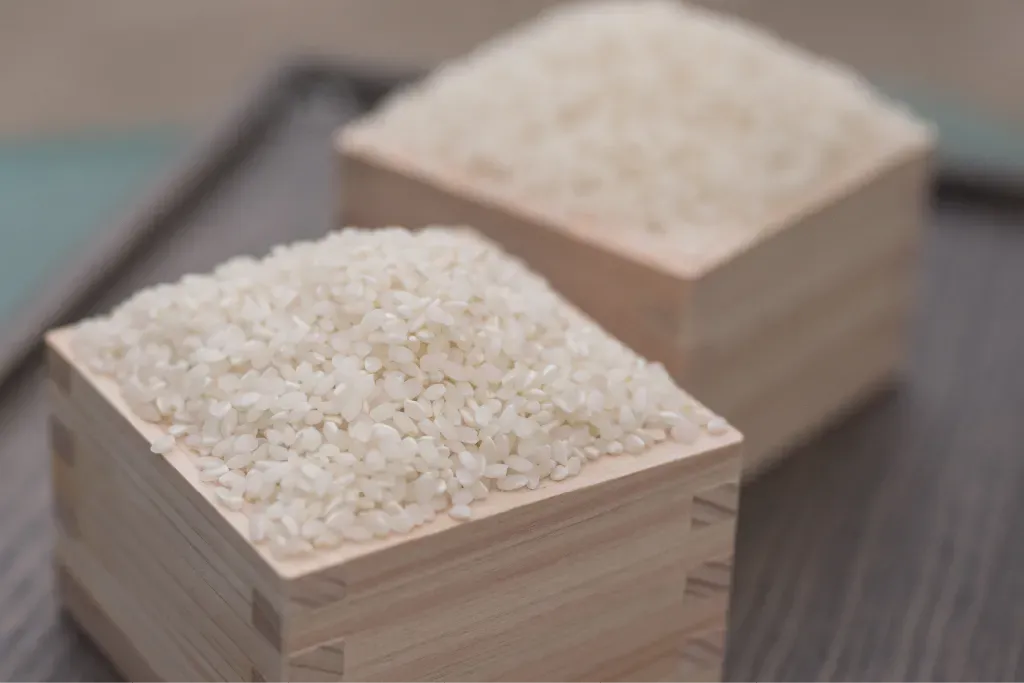 米櫃に入った精米された米