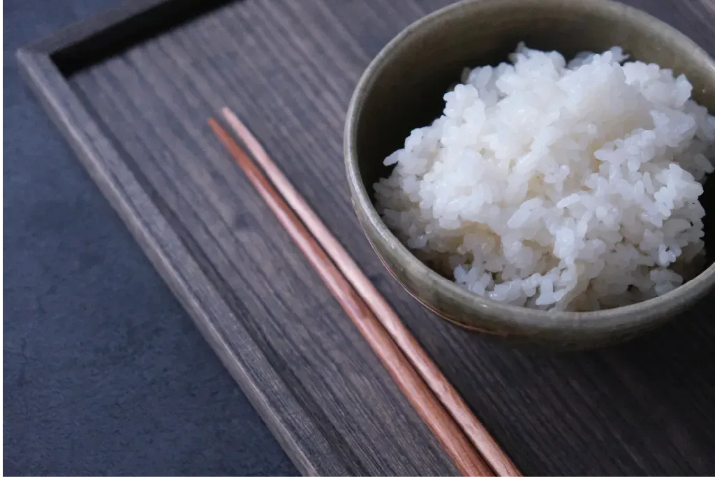 茶碗によそわれた炊き立てのご飯