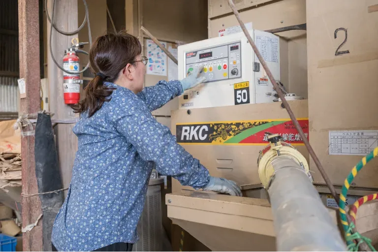 家族で稲を運ぶ